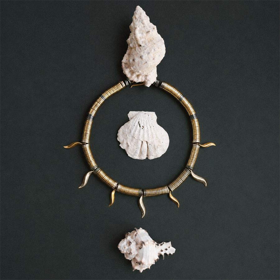 Choker necklace with gold-colored hematite discs FLAME | CL EMATGIR DIS ORO